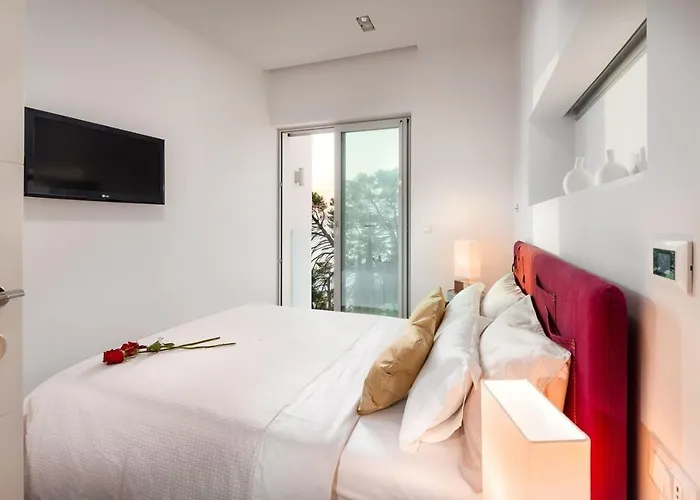 ヴィラ Luxury Seafront Pride With Private Heated Pool At The In - Baska Voda